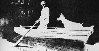 I delitti della fenice - Uomo in barca con cane I delitti della fenice - Uomo in barca con cane